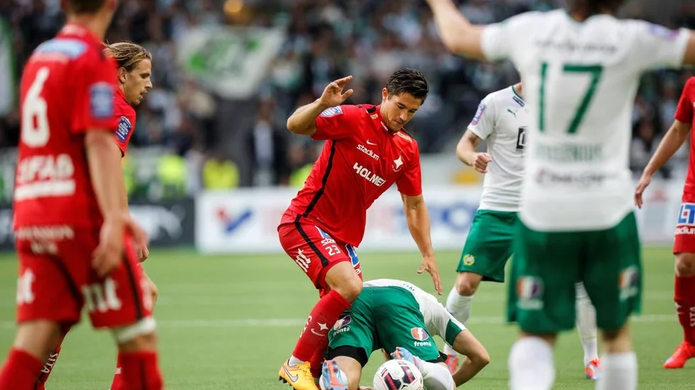 Möter IFK. David Boo Wiklander, här i "Peking"-dressen, har skrivit på för toppkonkurrenten IFK Göteborg. På lördag drabbas lagen samman i Svenska cupen.