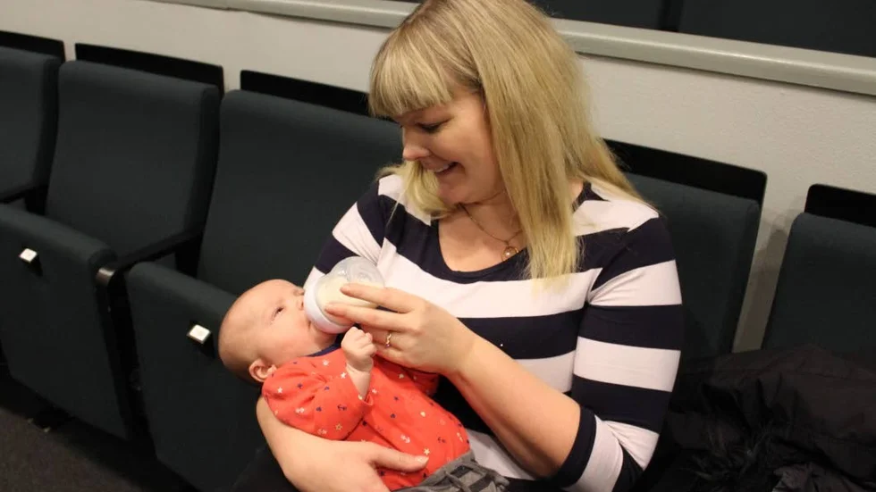 Lille Måns, åtta veckor, blev nöjd efter att mamma Jolene Rogbjer, värmt vällingen innan filmen drog igång.