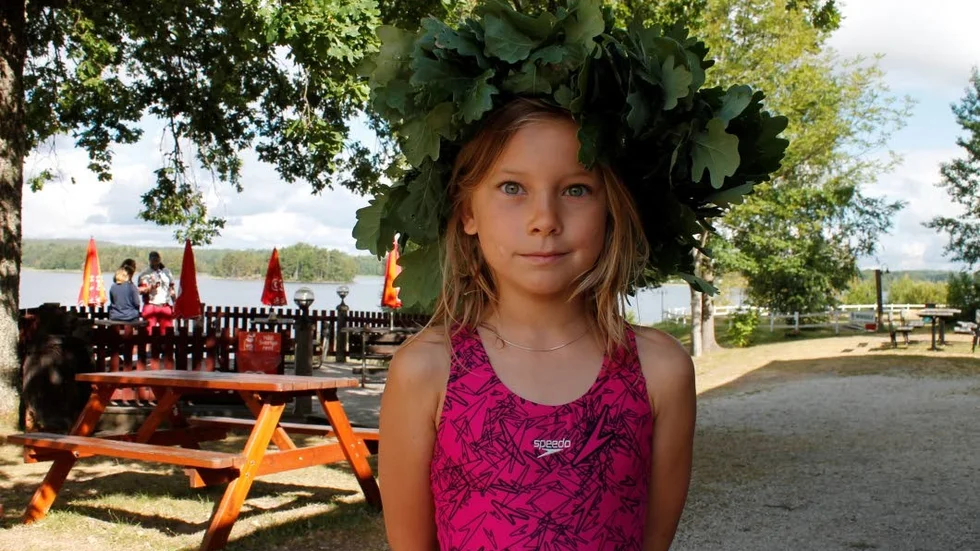 Kommit upp. Här har Alice Lindström kommit upp på torra land, efter att ha tagit järnmagistern i simskolan i Småängsbadet och fått en lagerkrans på huvudet.