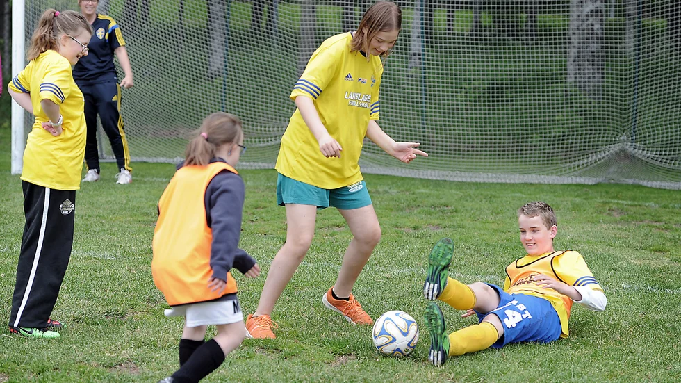 (DRAGARE) STOPP. Maja Hedström stoppas av Dennis Erikssons glidtackling. Foto: Roine Sandlén.