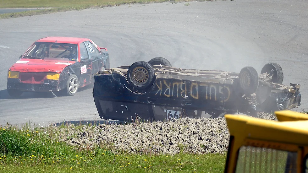 GULDBURK PÅ RYGG. Tobias Sallinen Umeå AK, voltade med sin bil i sista kurvan men klev ur oskadd. Foto: Ulf Johansson.
