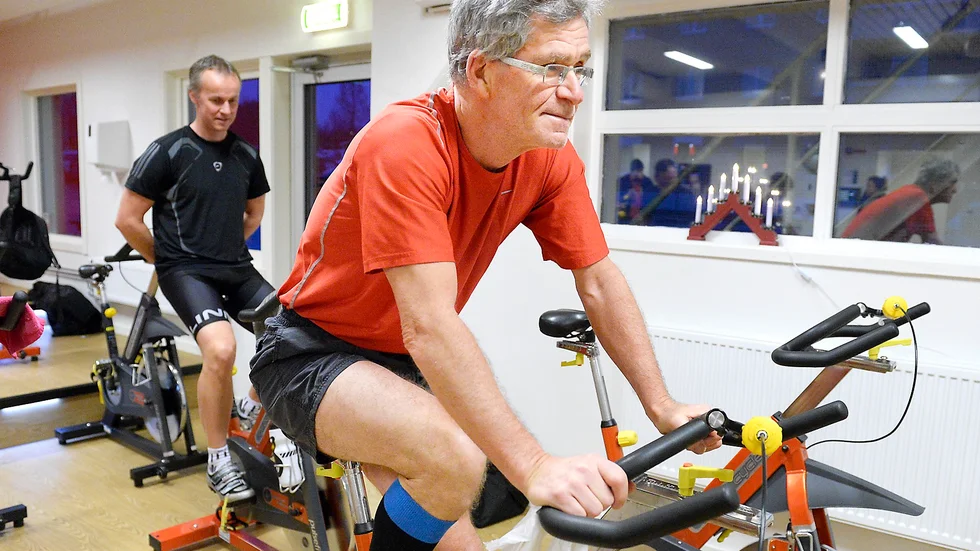 Spinning. Ulf Boman och Rolf Wright värmer upp innan spinningpasset börjar.