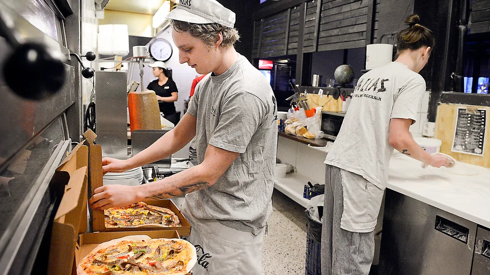 Löpande band. Carl Backman förbereder pizzor till hungriga kunder.