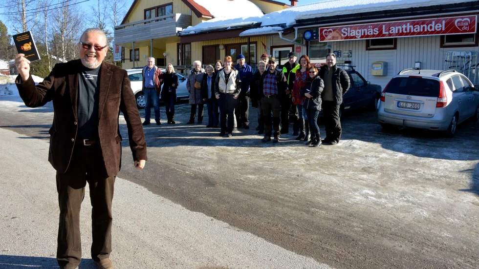 Boksläpp. Jörgen Stenberg släppte sin bok ”Grisen, kinesen och…” i lördags. Platsen var Slagnäs lanthandel som är central punkt boken. Alla bokens personer kan ha verkliga förlagor i någon utsträckning, och kanske syns några på bilden. Foto: .