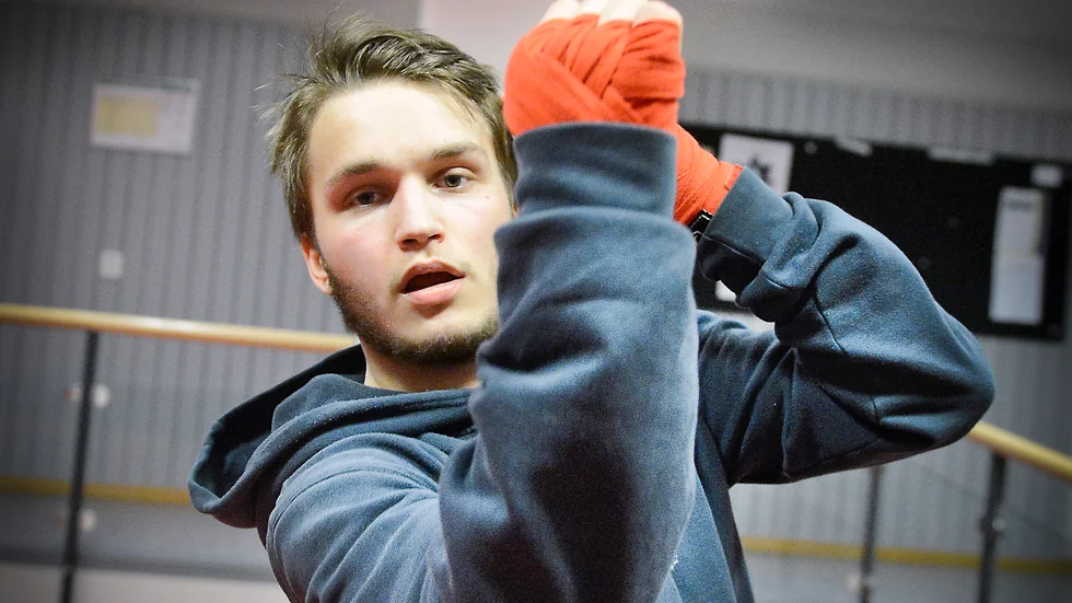 Viljan att vinna är störst. Dino Kalac gick under lördagens sitt livs första match i thaiboxning. Inför hans match tryckte han på innebörden av rätt inställning. Foto: Leif Andersson.