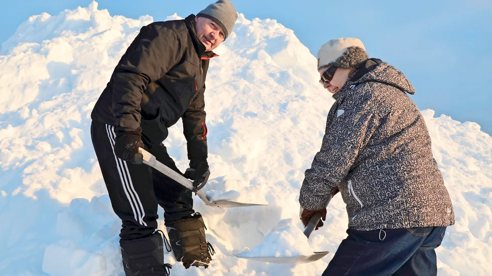 Snö så det räcker. Roger Johansson och Harriet Österlund förbereder. Foto: Britta Stenberg.