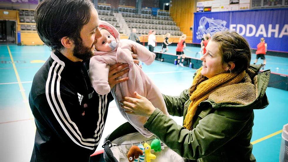 EN FAMILJ PÅ TRE. Mattias Holmbergs och Theres Nilssons tre månader gamla skatt heter Ebba. Foto: Leif Andersson.