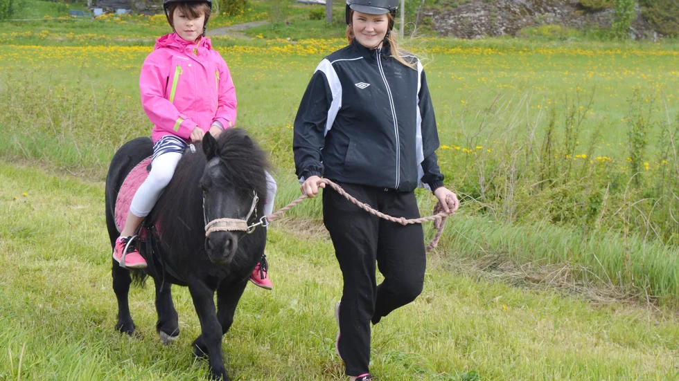 Ponnyer. Emma Sundquist fick rida på Agnes medan Sandra Kandel ledde runt. Foto: Susanne Lindberg.