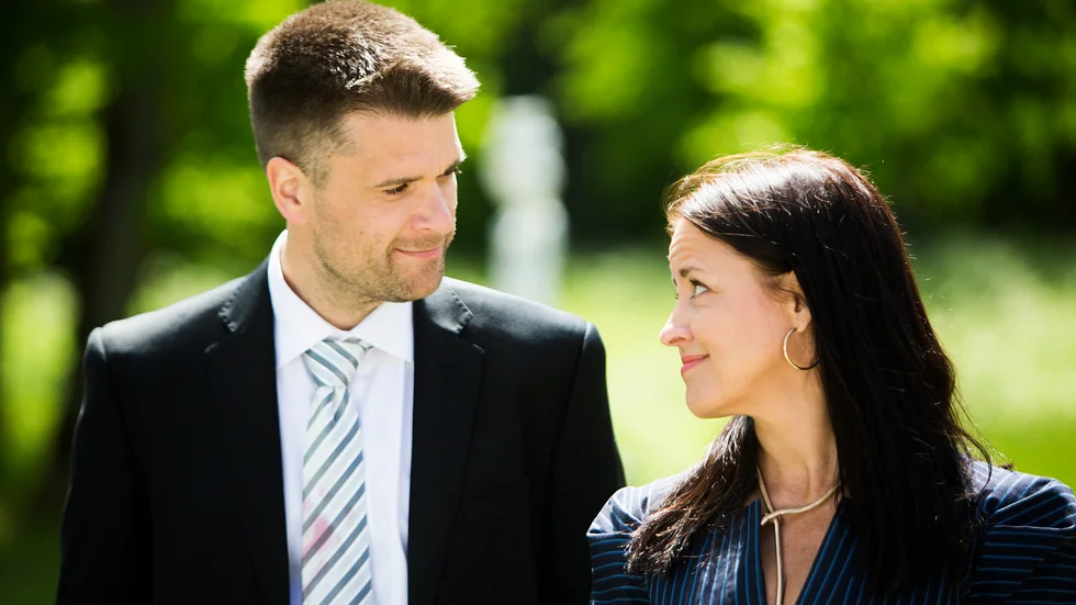 Krisar. Peter Magnusson och Magdalena In de Betou spelar ett par som är på väg att skilja sig. Men de bestämmer sig för att hålla masken under ett bröllop. Foto: Nordisk film