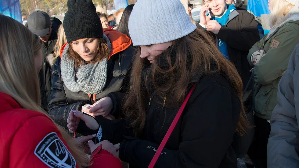 Idolmärkta. Emelie Ainasoja från Bastuträsk får sitt band med könumret föst runt handleden, Emelie Ahlström, Arjeplog, väntar på sin tur. Foto: Foto: GÖRAN WESTERLUND.