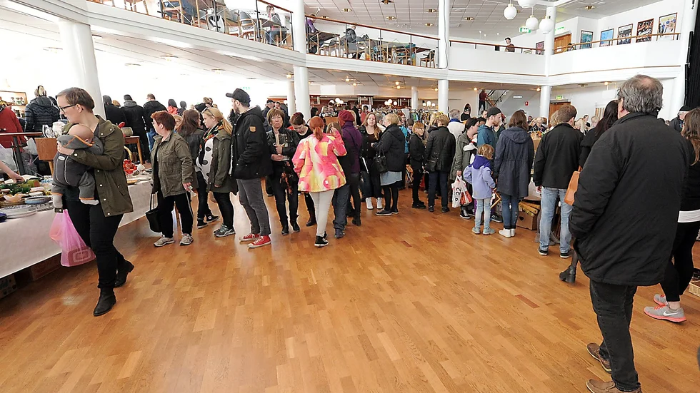 Fullt med besökare på retromarknaden i Skellefteå. Foto: Roine Sandlén.