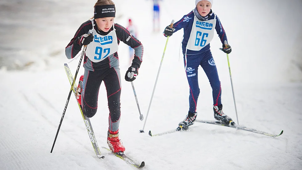 Det var då. Maja Årebäck, Bolidens SK och Lisa Andersson, Kågedalens SK gjorde upp i spåret förra året tävlingen arrangerades.