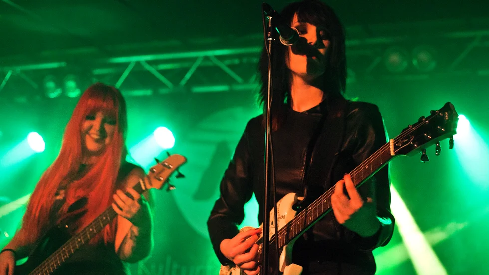 ROCK. Linnéa Burman och Evelina Sandberg i Them Legs.