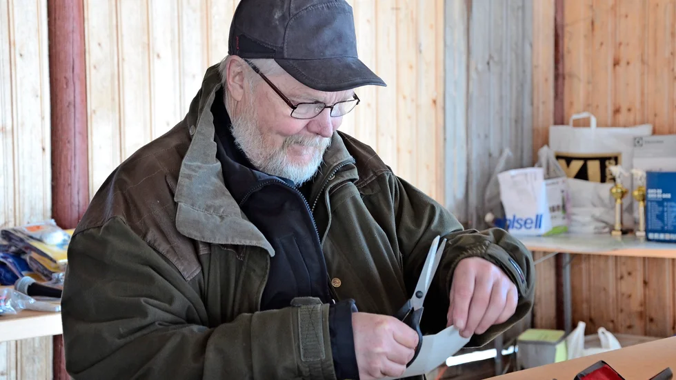 Nöjd arrangör. Tommy Björk gillar att cirka 40 unga var med och fiskade. Foto: Britta Stenberg.