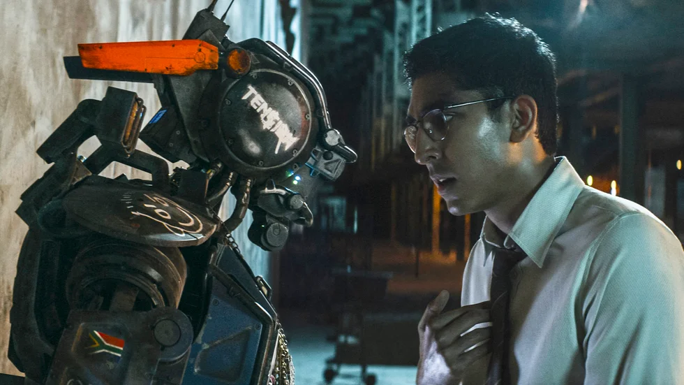 Nästan mänsklig. I "Chappie" bygger robotingenjören Deon (Dev Patel) en helt ny, revolutionerande typ av artificiell intelligens. Foto: Courtesy of Columbia Pictures.