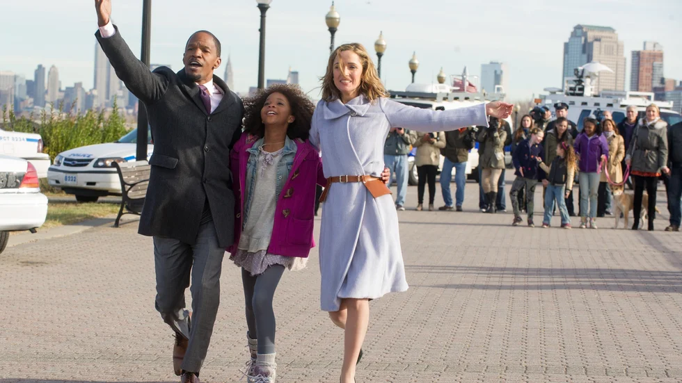 Sångfåglar. I ett tillkämpat glatt ögonblick brister Jamie Foxx, Quvenzhane Wallis och Rose Byrne ut i sång i den tveksamt glättiga musikalen "Annie". Foto: Barry Wetcher.