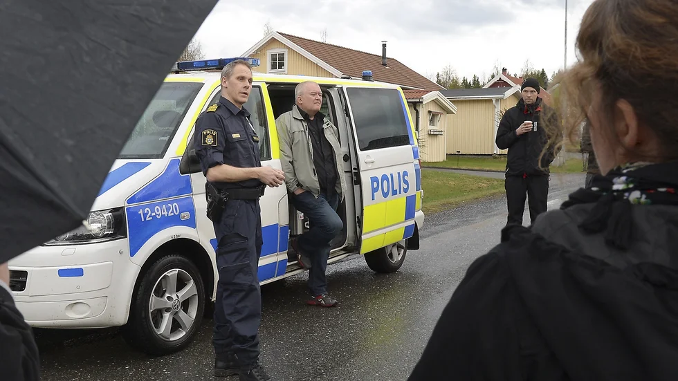 Balettgatan, Sunnanå. Lars Westermark vid Skelleftepolisen och Stig Berggren, Fris, talar med boende. Foto: Jeanette Lövgren.