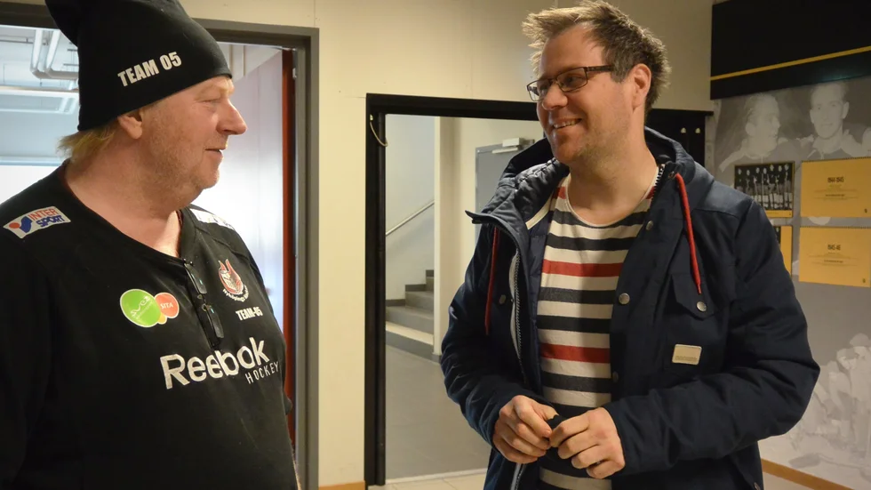 Rolf och Hansi delar sitt hockeyintresse. "Är man inte hockeyintresserad innan man flyttar hit så blir man det då", säger Hansi. Foto: Emilia Eliasson.