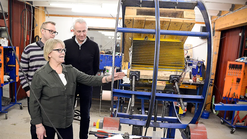 Inskolning. Robin och Christer Gyllengahm lär sig mer och mer om Elmotorcentralen. Maritha Granlund kommer att finnas med och stötta under ett år.