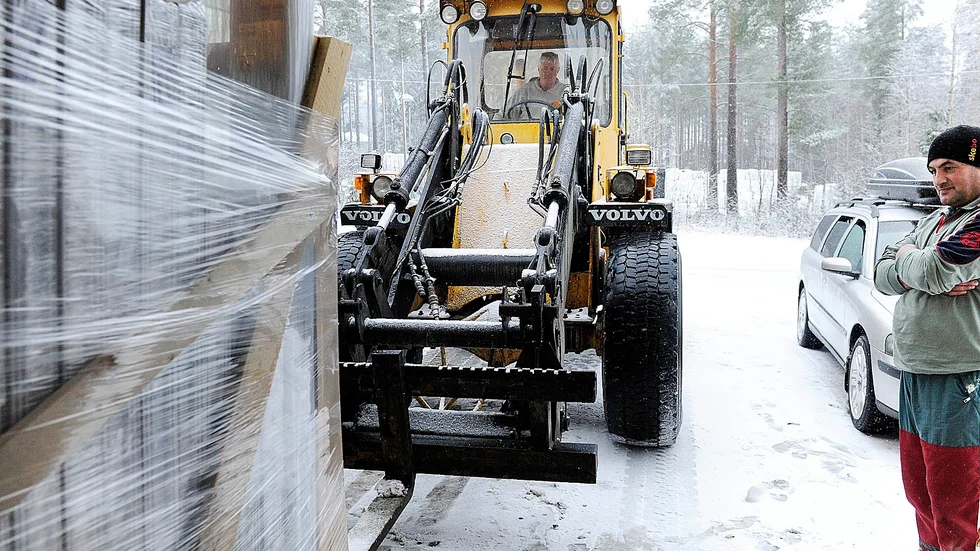 Fönsterfabriken har levererat, nu ska allt in på lagret. Lennart Parneryd kör, Elsevar Nuruyev dirigerar. Foto: Annika Eriksson.