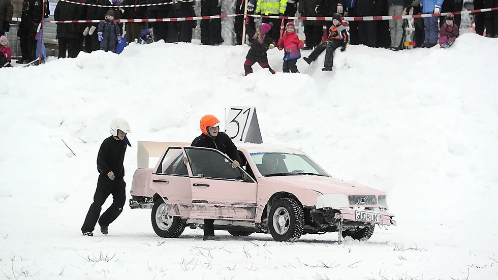 Publikfavoriten ”F!” hade fullt sjå under lördagen.