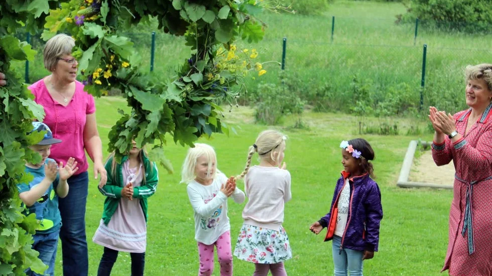 Tradition. På Högby förskola är det tradition att dansa in sommaren inför midsommar.