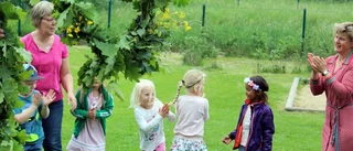 Dans kring midsommarstång på Högby