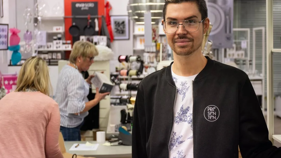 Efter ”Gift vid första ögonkastet” har livet återgått till det normala för Sam Gustafsson som jobbar i presentbutiken i Galleria Kvarnen.