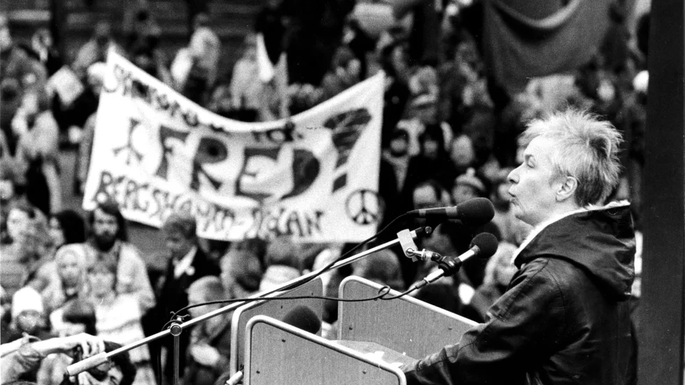 Här syns Sara Lidman tala under fredsdemonstration i Kungsträdgården 1981. Vad hade hon sagt om kriget i Ukraina? Troligtvis något liknande som när hon 1956 talade i Jakobs kyrka. 