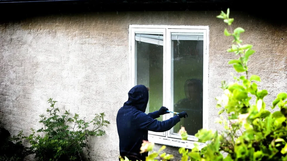 Tjuv. Inbrott sker på dygnets alla timmar.