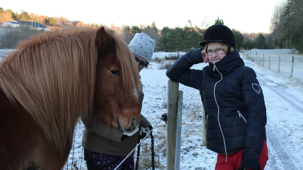 Hästtjej. Emma Andersson är 14 år och går på fritids på Sofies gård. Hon gillar alla hästarna, mest tycker hon om att borsta dem.