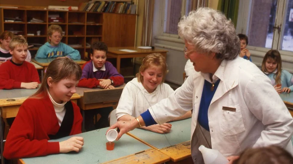 För fluoret i tiden.
Fluortanten Mathilde Ljunggren besöker en skolklass i Norrköping 1988.