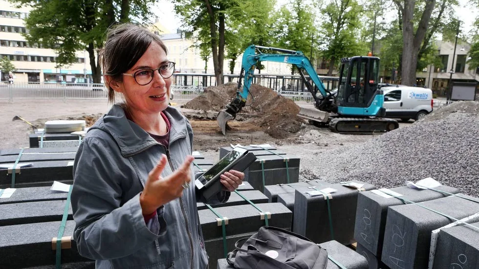 På Kristinaskolans gård. Maria Miesenberger har gjort skulpturgruppen "Reflektion över tidens närvaro" vid Söder tull i Norrköping.