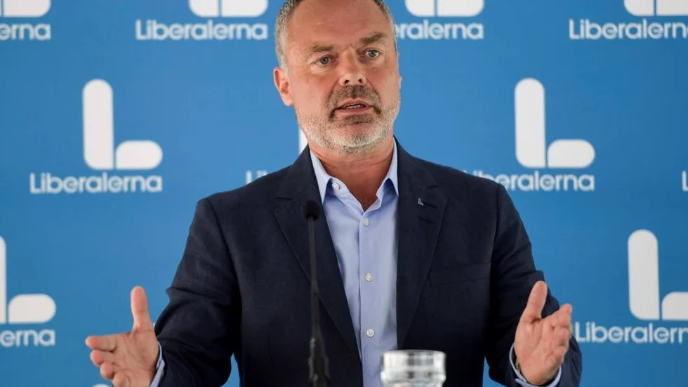 Jan Björklund (L)
Vårdbiträden kommer att av lasta sjuksköterskor som får mer tid för omvårdnad.
