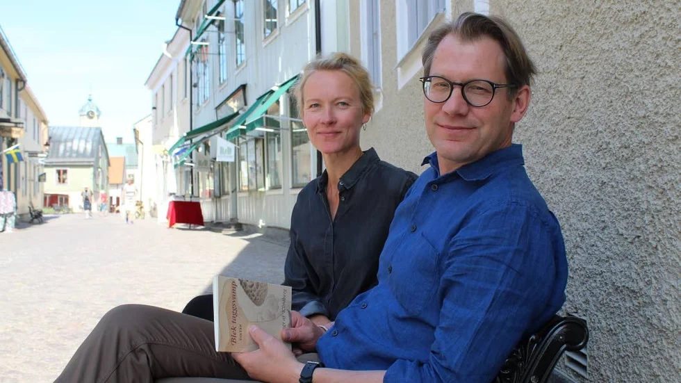 Anders Karlin på Söderköpings bokhandel och Johanna Hellstrand, verksamhetsansvarig på biblioteket, är glada över bidraget som ska främja läsningen i staden. "Det blir roligt att lyfta det här tillsammans".