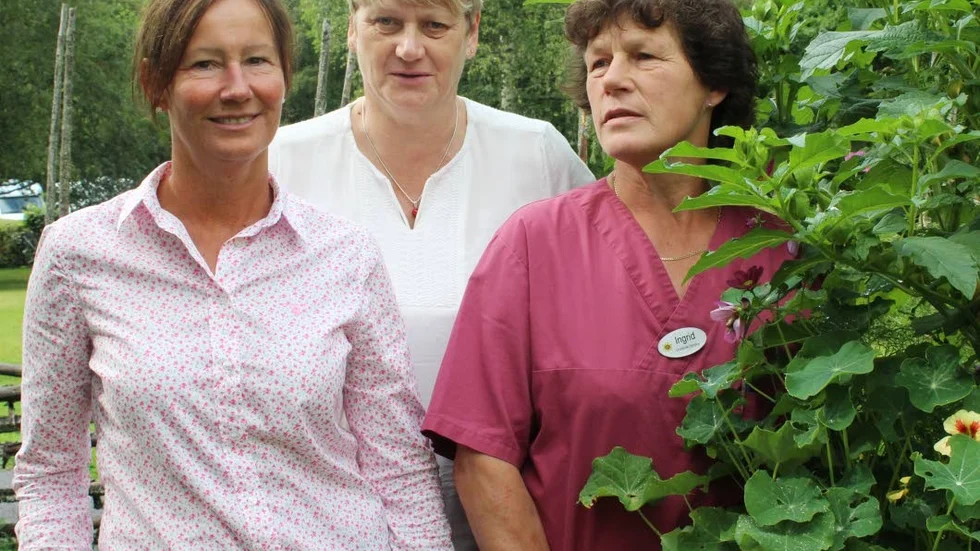 Pyssligt arbete. Helena Joelsson, Marie Lundqvist och Ingrid Carlsson har tillsammans med Annica Klinteroth gjort iordning trädgården.