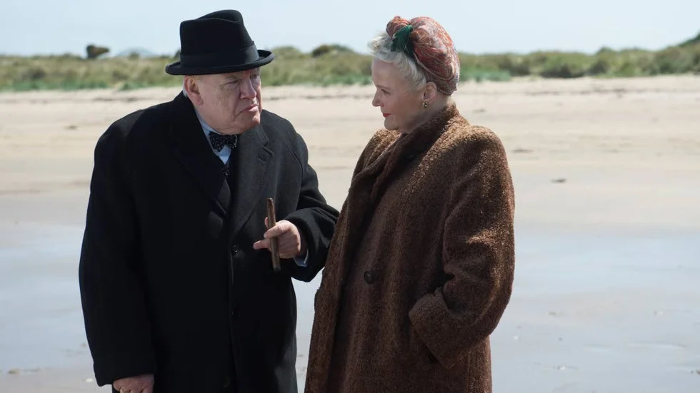 Winston Churchill (Brian Cox) och hans fru Clementine Churchill (Miranda Richardson) på strandpromenad i "Churchill".