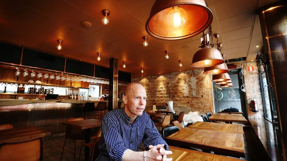 Restaurangchefen Stellan Linde säger att man nu har slutat göra undantag för kunder som ber om att få blodiga hamburgare.