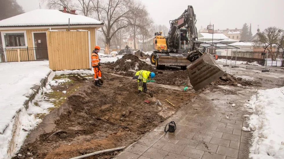 Utgrävning. Här ska bli en vacker mur, torg och en lekplats, men innan dess undersöker arkeolog Anders Bornfalk Back (i gult) området.