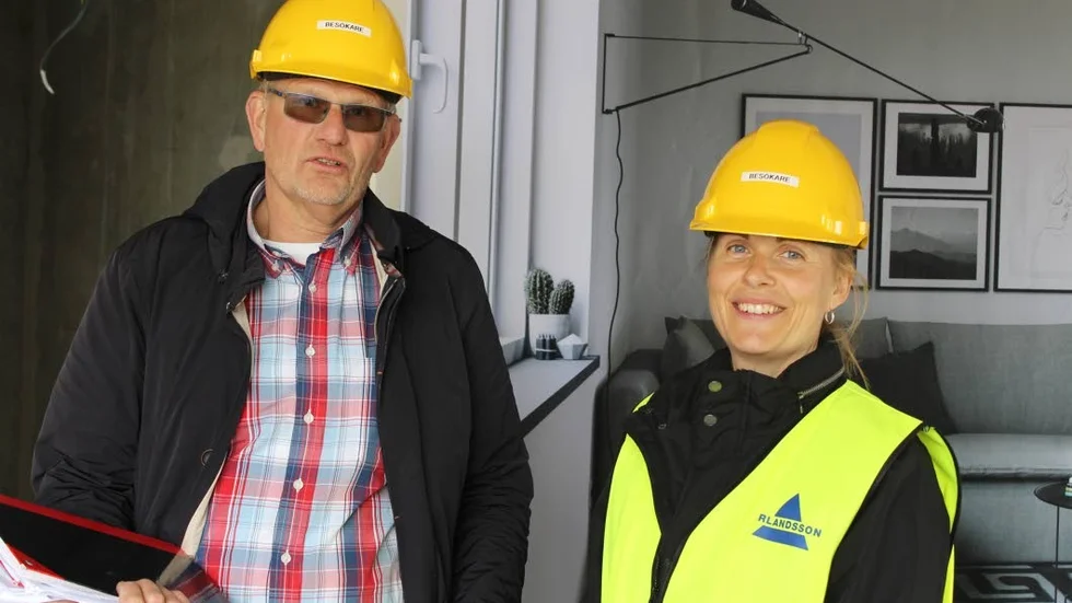 Den här lägenheten är byggt traditionellt och har separat vardagsrum. Fr v Kjell Ottosson, projektledare och Caroline Ring, VD Ramunderstaden.