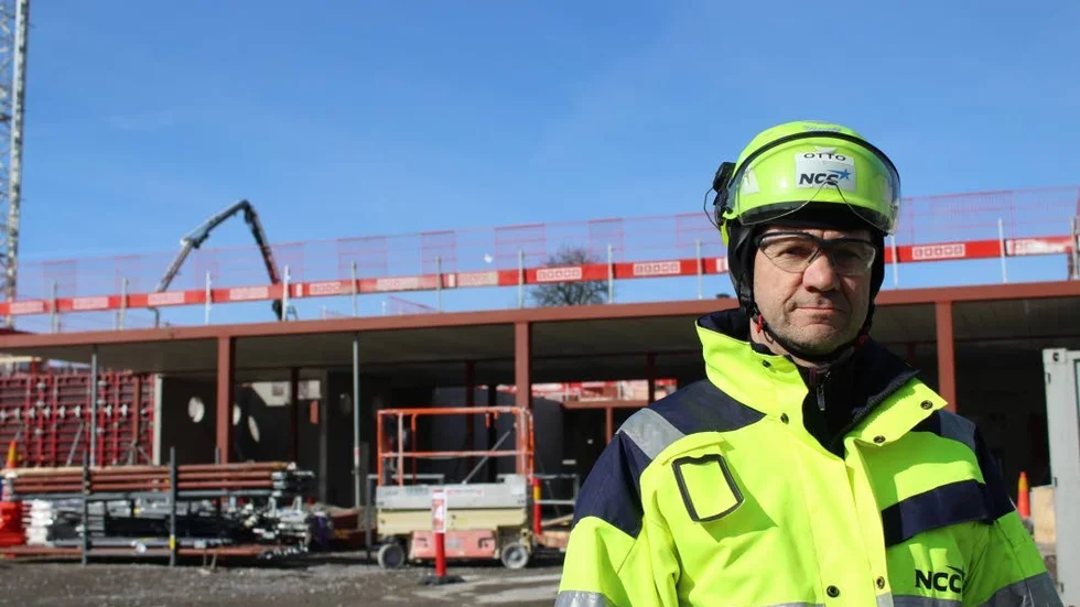 Omplanering. Mats Ottosson från NCC menar att stänganden av trottoaren är nödvändig för säkerheten.