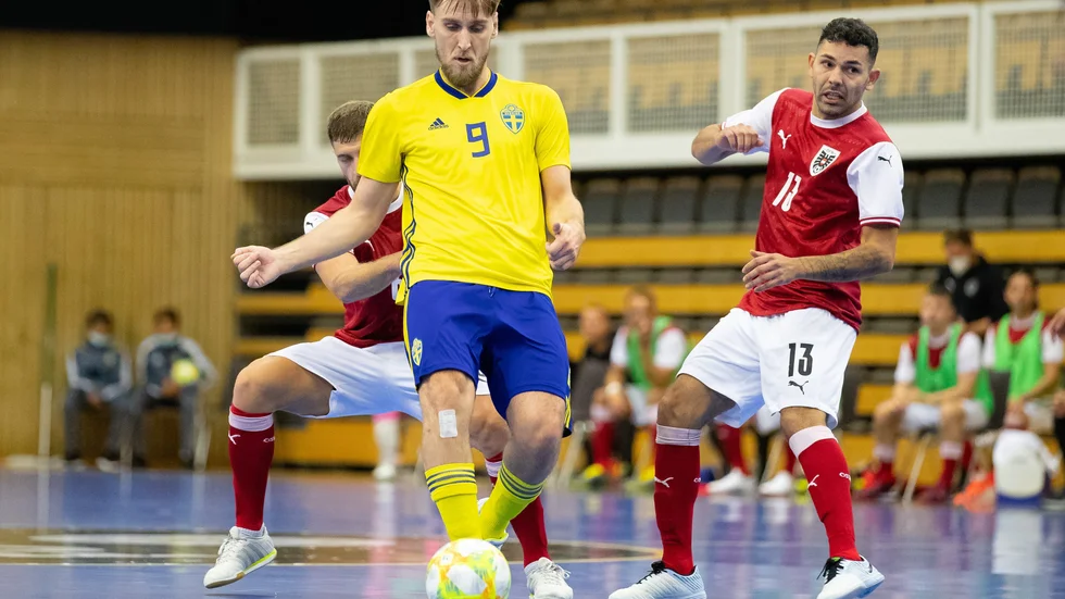 Strängnäskillen Adnan Cirak, landslagsspelare i futsal och till vardags i Stallarholmens SK, är nominerad till priset som årets futsalspelare på den kommande "Fotbollsgalan" som nu bytt namn till "Fotbollsåret".