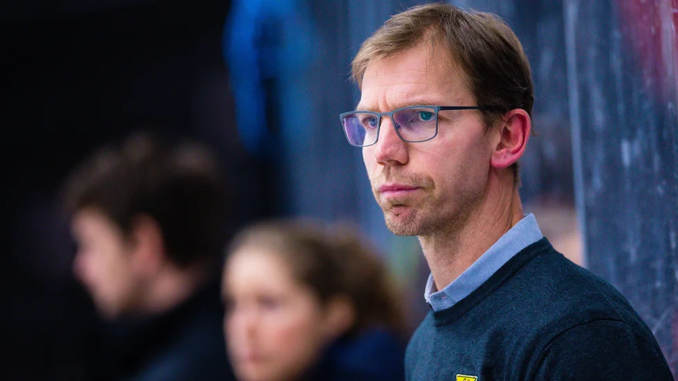 Mikael Samuelsson får lämna jobbet som sportchef i Södertälje SK.