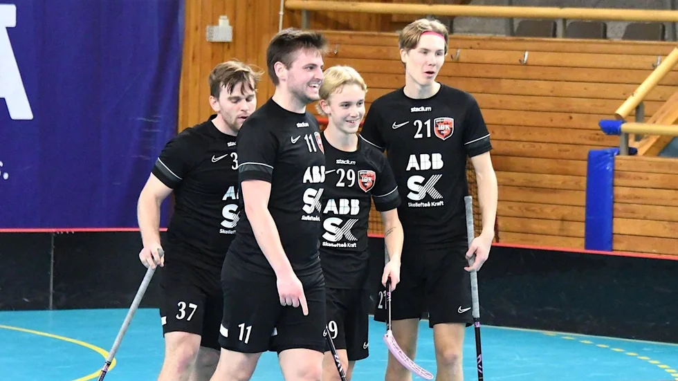 Peter Hartman, Jonathan Andersson, Carl From och Hampus Stål jublar efter Skellefteå IBK:s 7–0-seger.