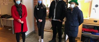 De delar ut julgåvor för att motverka ensamhet: "Det känns jättefint att kunna ge" 