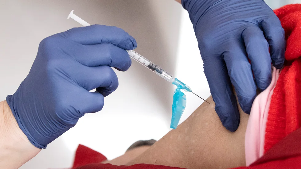 Utvecklingen med ökad smittspridning i Europa och nya varianter har gjort att det blivit nödvändigt att vaccinera i ett mycket högre tempo än vad som ursprungligen var sagt, skriver Margareta Öhrvall.