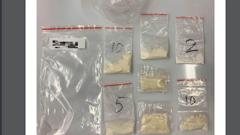 Västerviksbon åtalas för en rad narkotikabrott, bland annat efter att polisen hittat amfetamin i hans lägenhet. Mannen har i förhör erkänt merparten av åtalspunkterna som rör narkotikabrott.