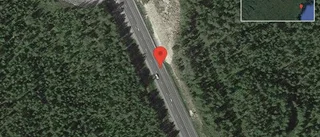 Personbil stillastående på E4 - helt stopp i ett körfält