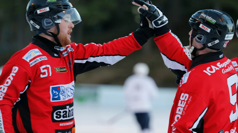 Albin Wretman blev stor hjälte i Tjust Bandy. Här ses han jubla tillsammans med Stanislav Klyushanov.