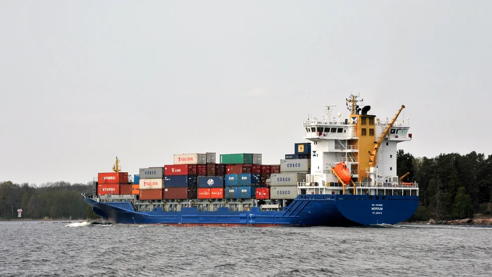 Omkring 90 procent av landets export- och importgods transporteras via sjöväg vilket gör den extra sårbar för krisen på containerfraktmarknaden.